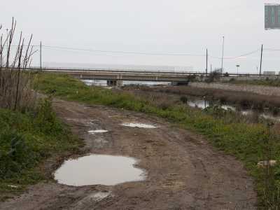 ...per avvicinarci alla destinazione ci spostiamo in auto, aggirando i binari tramite il ponte Garibaldi e parcheggiando in via Ballestrero, accanto a Parco Perotti. Da qui una viuzza sterrata ci porta proprio accanto al passaggio sul quale sfrecciano i treni